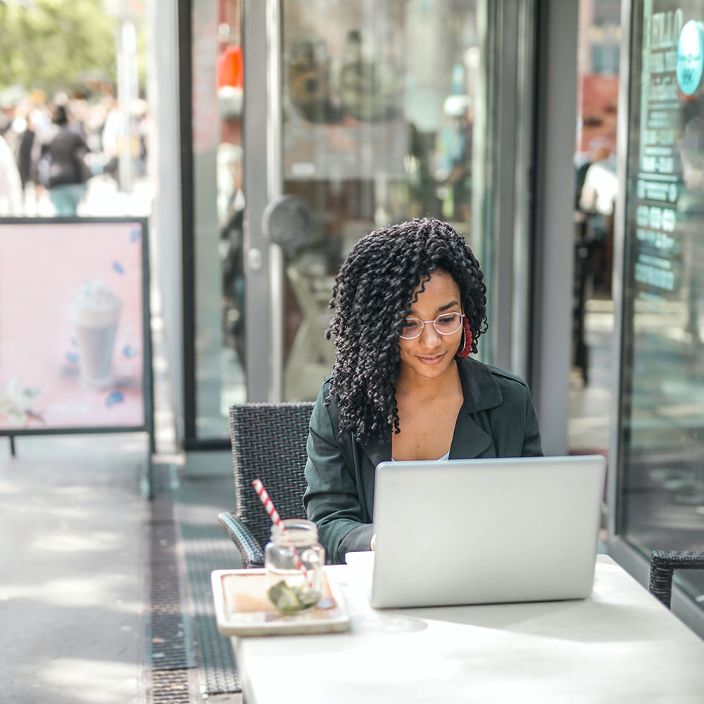 SIRXOSM002 Maintain ethical and professional standards when using social media and online platforms
